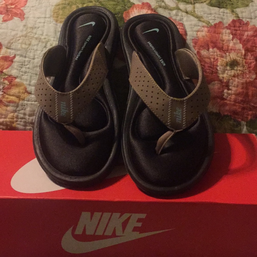 Nike flip flops with box